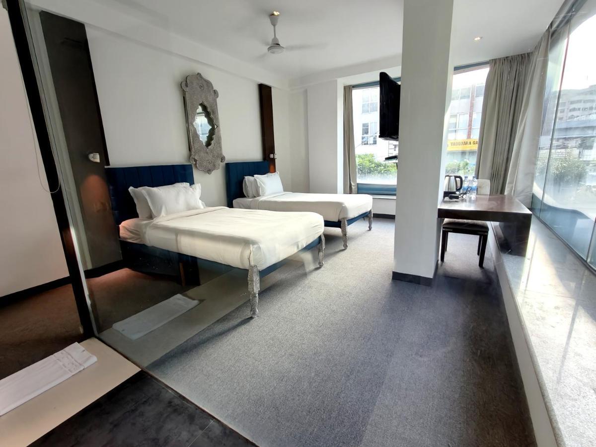 The Sky Imperial Hotel Yahvi Вадодара Экстерьер фото
