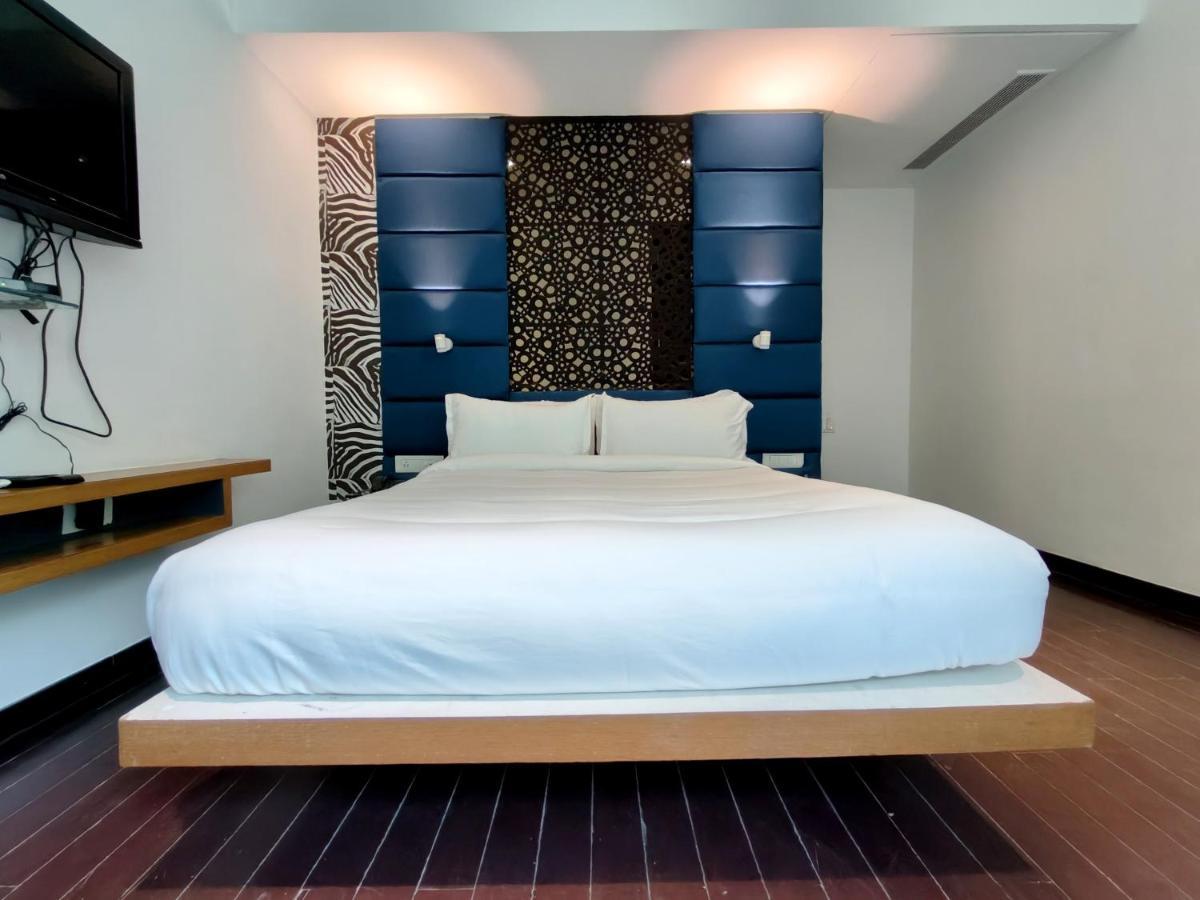 The Sky Imperial Hotel Yahvi Вадодара Экстерьер фото
